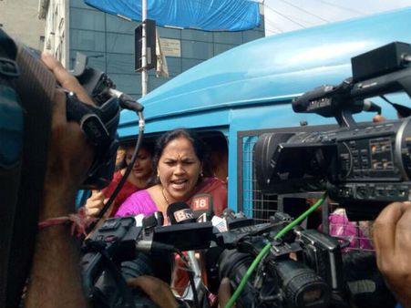 సీఎంకు చివాట్లు పెట్టిన బీజేపీ మహిళా ఎంపీ, ధైర్యం ఉంటే గోవాలో, చాలెంజ్!