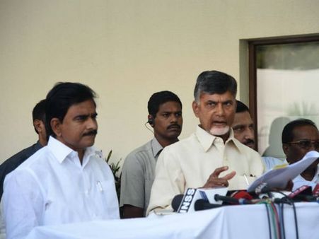 చంద్రబాబుకు షాక్: జగన్ పార్టీలోకి యలమంచిలి రవి, ఉమ అలర్ట్