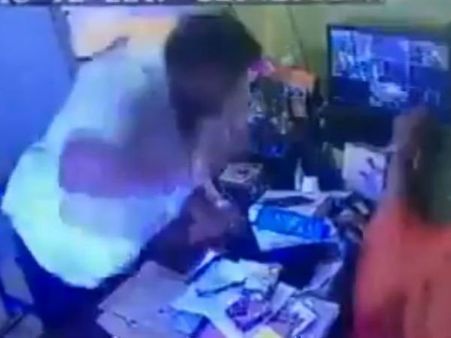 జేడీఎస్ లీడర్ అరాచకం: లేడీ హెచ్ఎంను బెల్ట్‌తో చావబాదాడు