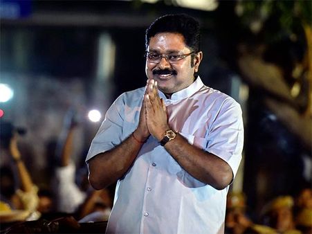 ఆర్ కే నగర్ ఎమ్మెల్యే టీటీవీ దినకరన్ పదవికి ఎసరు, రూ. 20 నోట్ల దెబ్బ, అరెస్టుతో?