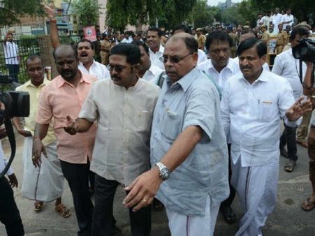 టీటీవీ దినకరన్ కు సినిమా చూపిస్తున్న పోలీసులు, ఆర్ కే నగర్ లో నో చాన్స్ !