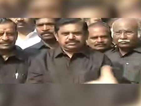 నల్లదుస్తులతో అమ్మ జయలలితకు నివాళులు అర్పించిన సీఎం, మౌనప్రదర్శన!