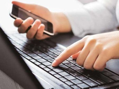 డిజిటల్ వివక్ష: భారత్‌లో ఇంటర్నెట్ వినియోగించే మహిళలు ఎంతమందో తెలుసా?