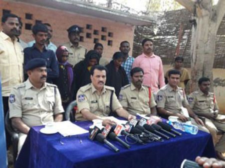 భార్య, బంధువులే ముఠా, 20ఏళ్లుగా చోరీలు: 100కేసుల్లో ‘గజదొంగ’ అరెస్ట్