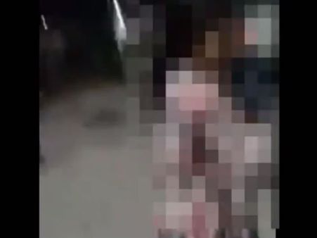 నడిరోడ్డులో అమ్మాయిని పట్టుకుని.. అందరూ చూస్తుండగా.. (వీడియో)