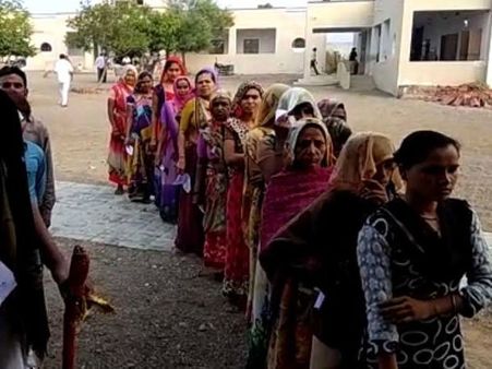 పాటీదార్లు డామినేషన్, మొరాయించిన 40 ఈవీఎంలు, కాంగ్రెస్ ధర్నా, బీజేపీ కావాలనే!