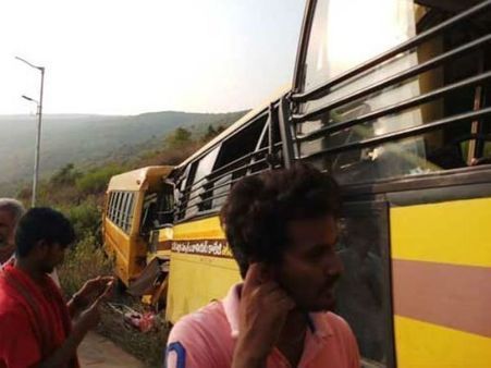 బ్రేక్ ఫెయిల్: 2బస్సులను ఢీకొన్న మరో స్కూల్ బస్, 40మంది విద్యార్థులకు గాయాలు