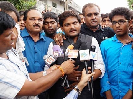 బిజెపి ఈవీఎంల ట్యాంపరింగ్, బ్యాలెట్ ద్వారా ఎన్నికలు జరపాలి: హర్ధిక్ సంచలనం