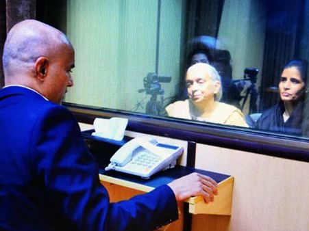 అద్దాల గదిలో.. నిఘా నీడలో, జాదవ్‌‌ను కళ్లారా చూసి.. చలించిపోయిన తల్లీ భార్య!