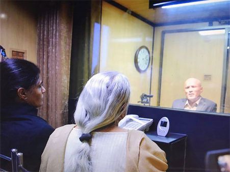 కుల్‌భూషణ్ జాదవ్ కేసు: తాళి తీయించారు.. చెప్పులూ ఇవ్వలేదు.. ఇదీ పాక్ తీరు!