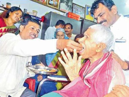 ఇన్నాళ్లకు గుర్తొచ్చానా బిడ్డా: 40ఏళ్ల తర్వాత తల్లిని చూసి జంపన్న కంటతడి, భావోద్వేగ సంభాషణ