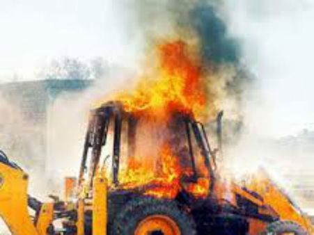 వాహనాలకు నిప్పు...విశాఖ జిల్లాలో మళ్లీ రెచ్చిపోయిన మావోలు