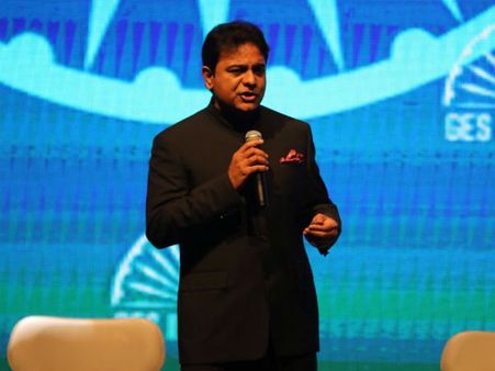 'కేటీఆర్ మంత్రి హోదాను పక్కన పెట్టి ఈవెంట్ మేనేజర్‌గా వ్యవహరించారు'