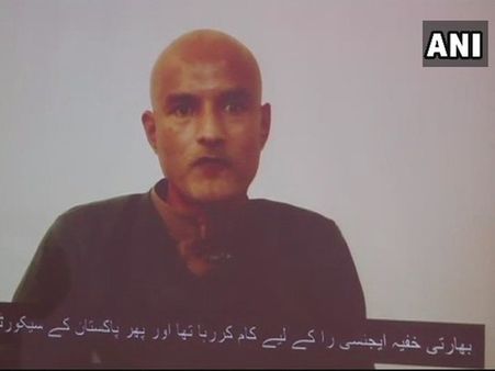 జైల్లో కులభూషణ్ జాదవ్‌కు చిత్రహింసలు? శశిథరూర్‌కూ అనుమానం, ఉగ్రవాదేనని పాక్