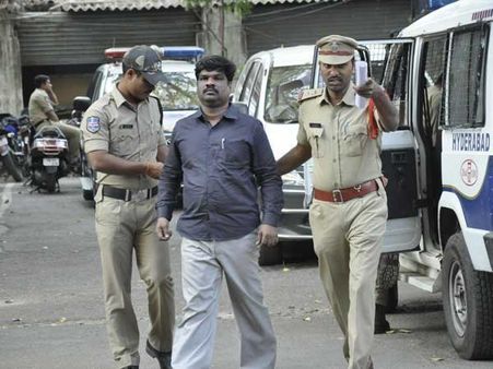 నెట్‌లో వీడియోలు: భారతమాతను కించపర్చిన బ్రదర్ విజయ్ అరెస్ట్