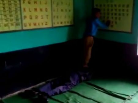 షాక్: స్కూల్లోనే టీచర్‌ ఏం చేశారంటే (వీడియో)