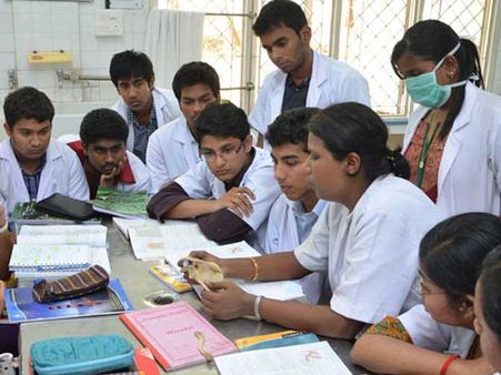 కొండ నాలిక్కి మందేస్తే..కార్పొరేట్ల కోసమేనా?: వైద్య కోర్సులన్నీ ఒక్కటే వారధిగా ‘బ్రిడ్జి’