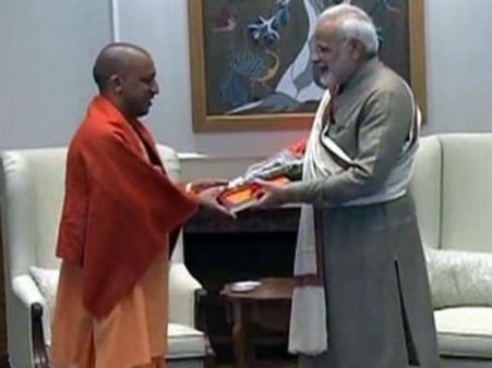 విజయగర్వంతో మోడీని కలిసిన యోగి.. ఇక టార్గెట్ 2019 ఎన్నికలే!