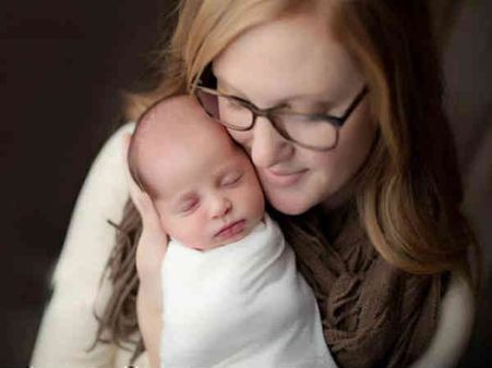 తల్లికి 26ఏళ్లు-ఆమె కూతురుకు 25ఏళ్లు!: ఇలా సాధ్యం చేశారు!