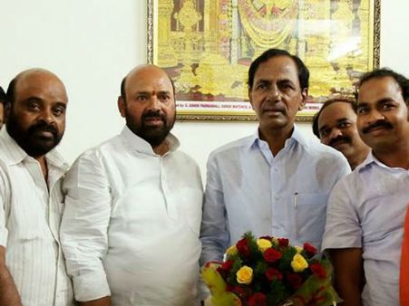 కెసిఆర్ క్లాస్: దిగొచ్చిన ముత్తిరెడ్డి, ఆయనకు సెల్యూట్