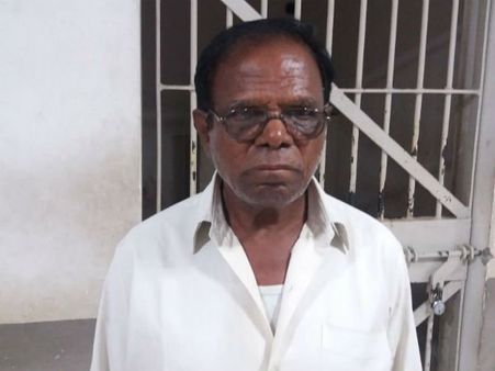 వృద్ధుడి పైత్యం: మెట్రోలో అమ్మాయిల ఫొటోలు తీసి! షీటీమ్స్‌కి చిక్కాడు