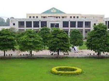 పాకిస్థాన్ యూనివర్సిటీపై ఉగ్రదాడి: 9మంది మృతి, 32మందికి గాయాలు(వీడియో)