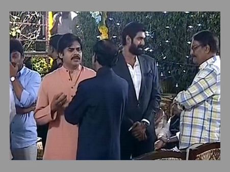 రాజ్‌భవన్లో కేసీఆర్-పవన్ కళ్యాణ్ ఏకాంత చర్చ: బాబుతో ఆత్మీయంగా, సీఎంలతో చిరంజీవి ఇలా (ఫోటోలు)