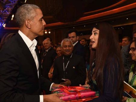 ఒబామాకు ‘ఏపీ బ్రాండ్ అంబాసిడర్’ పూనమ్ కౌర్ ప్రత్యేక కానుక