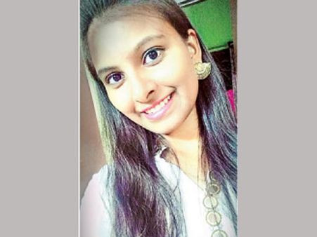 ఇంజనీరింగ్ విద్యార్థిని ఆత్మహత్య: పరీక్షల్లో ఫెయిల్ అయినందుకు మనస్తాపం..