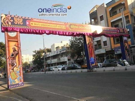 ప్రపంచ తెలుగు మహాసభలకు ఎన్టీఆర్ సెగ: గుండు గీయించుకుని నిరసన