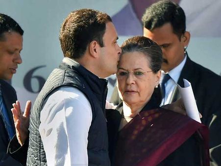 భావోద్వేగం: తల్లి నుదుటిపై ముద్దు పెట్టిన రాహుల్ గాంధీ