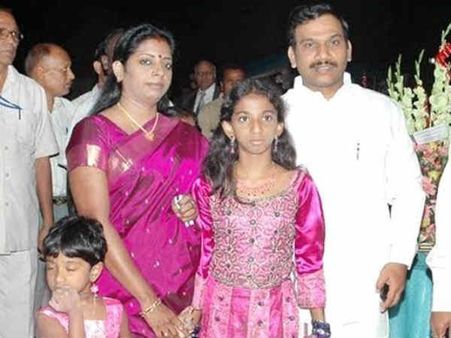 2జీ కేసు: కోర్టులో రాజా భావోద్వేగం, కళ్లలో నీళ్లు, ఏడ్చిన భార్య, కూతురు