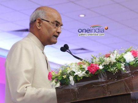 ఆ పని కాస్త ఆపుతారా? మాట్లాడుతున్నా కదా..!: ఐఈఏ సదస్సు నిర్వాహకులపై రాష్ట్రపతి అసహనం