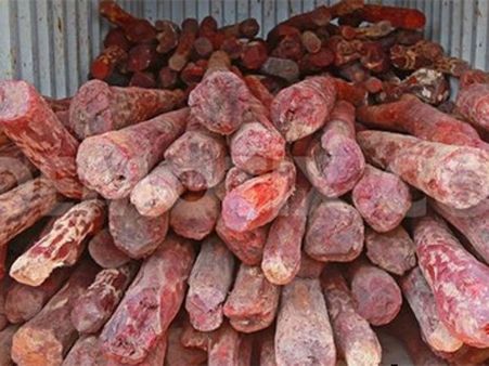 ఎర్ర దొంగలపై పోలీసుల కాల్పులు: 150ఎర్రచందనం దుంగలు సీజ్