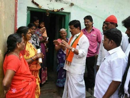 ఆర్ కే నగర్ లో హవాల సోమ్ము: రూ. 20 నోట్లు అడ్వాన్, రాత్రికి రూ. 6 వేలు, అరెస్టు!