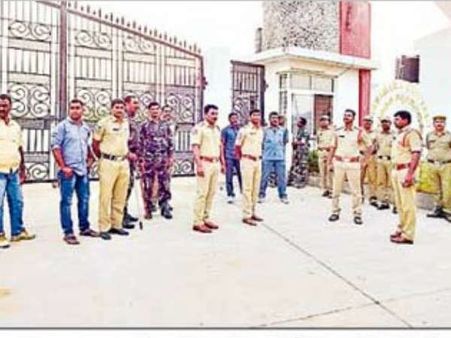 భరతమాతకు క్షీరాభిషేకం: శాతవాహన యూనివర్సిటీలో అసలేం జరిగింది?