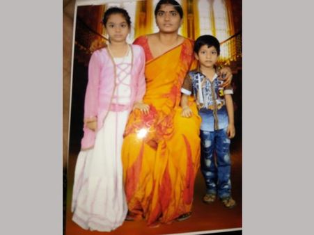 ఇద్దరు పిల్లలను రైలు కిందికి తోసేసి తల్లి కూడా ఆత్మహత్య