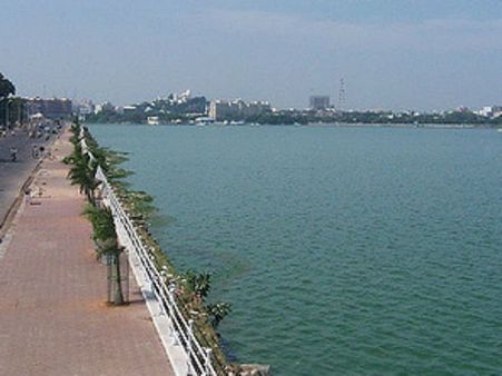 పిల్లలతో సహా ట్యాంక్‌బండ్‌లో దూకేందుకు ఆటోడ్రైవర్ యత్నం.. పోలీసులను చూసి పరార్