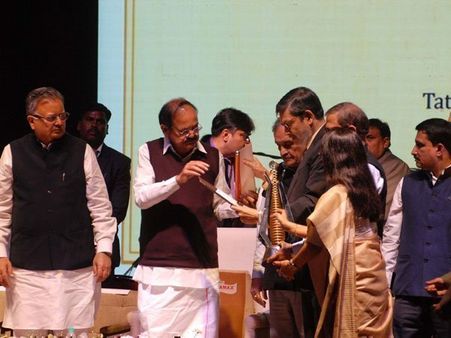 18 ఏళ్ల యువతి, అందరి కళ్లూ..: వెంకయ్య నాయుడు, కెటిఆర్‌కు ఇలా