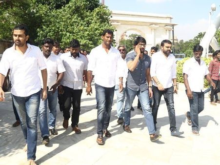 హీరో విశాల్ ఇష్యూ: ఈసి సంచలనం నిర్ణయం, వేటు