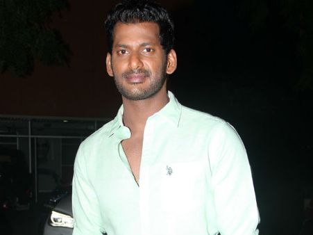 విజయం: దినకరన్‌ను అభినందించిన హీరో విశాల్