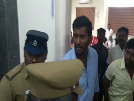 నామినేషన్‌పై ఈసీ షాక్: ఫ్యాన్స్‌తో కలిసి రోడ్డుపై ధర్నాకు దిగిన హీరో విశాల్ అరెస్టు