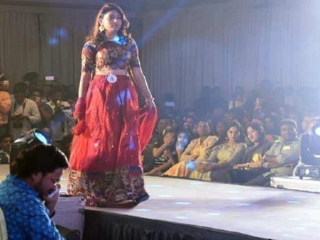 హీటెక్కించిన మిస్ వైజాగ్ 2017 పోటీలు.. ఒకవైపు ఆందోళన, మరోవైపు అందాల ప్రదర్శన!