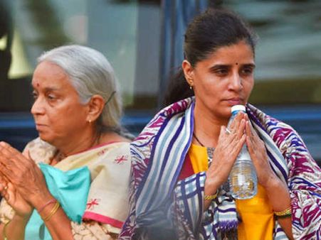 పదే పదే ‘హంతక కొడుకు’ అంటూ.. జాదవ్ తల్లి, భార్యపై విషం కక్కిన పాక్ మీడియా!