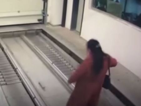 షాకింగ్: మొబైల్‌లో తలదూర్చి.. ప్రాణాల మీదకు తెచ్చుకుంది(వీడియో)