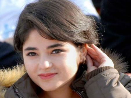 విమానంలో మెడపై చేతులేశాడు, అసభ్యంగా తాకాడు: వెక్కి వెక్కి ఏడ్చిన దంగల్ నటి (వీడియో)