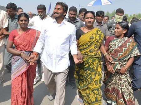 'అందుకే జగన్ వద్దకు', చంద్రబాబు దృష్టి అంతా హెరిటేజ్ పైనే: అనంతలో పాదయాత్ర