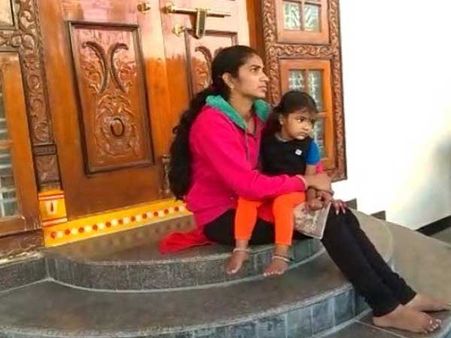 జాడలేని నేతలు: సంగీత ఆమరణ దీక్ష విరమణ, ధర్నా కొనసాగింపు