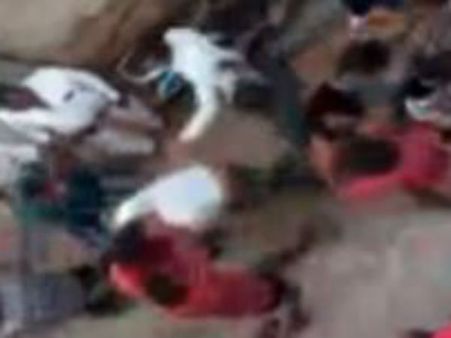 కాచిగూడలో గ్యాంగ్‌వార్, కొట్టుకున్న ఇరువర్గాలు: భయాందోళనలో స్థానికులు