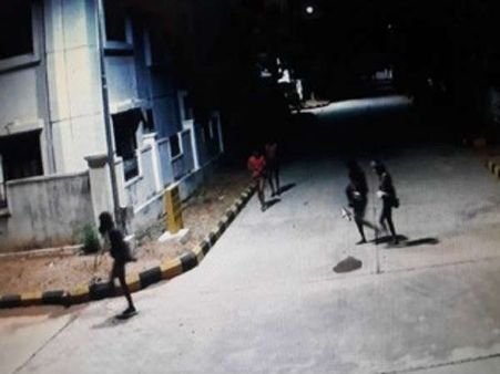 సిటీలోనే చెడ్డీ గ్యాంగ్ మకాం: మీర్‌పేటలో చోరీ కలకలం, వాచ్‌మన్‌ను కట్టేసి..